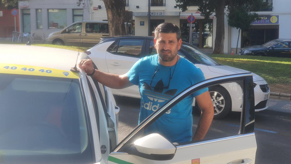 El emeritense, a bordo de su taxi, con la licencia número 53.