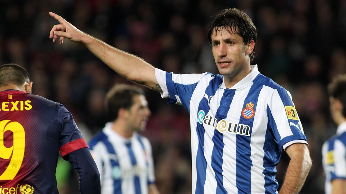 Joan Capdevila, en un derbi entre Espanyol y Barça durante su etapa como futbolista