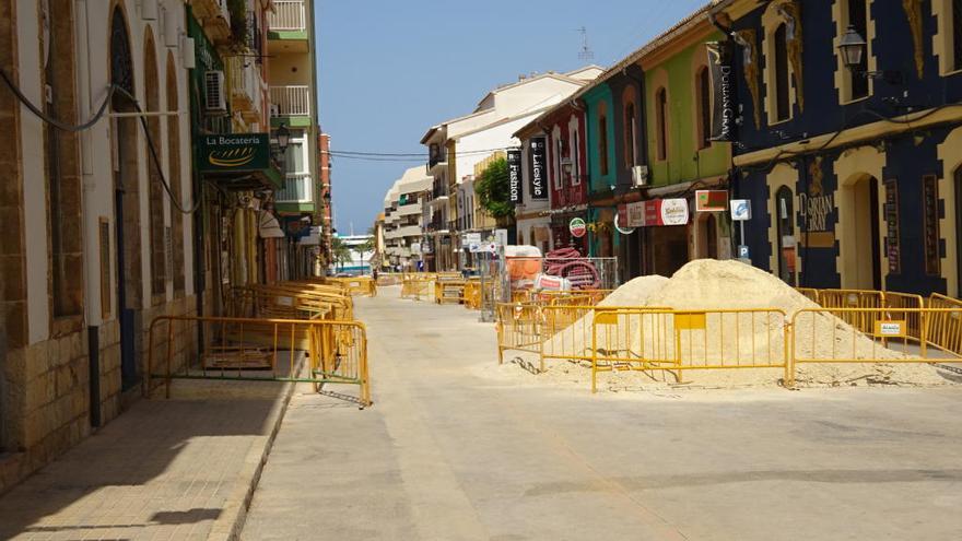 Las obras continuarán durante el verano en la calle La Mar y otros puntos de Dénia.