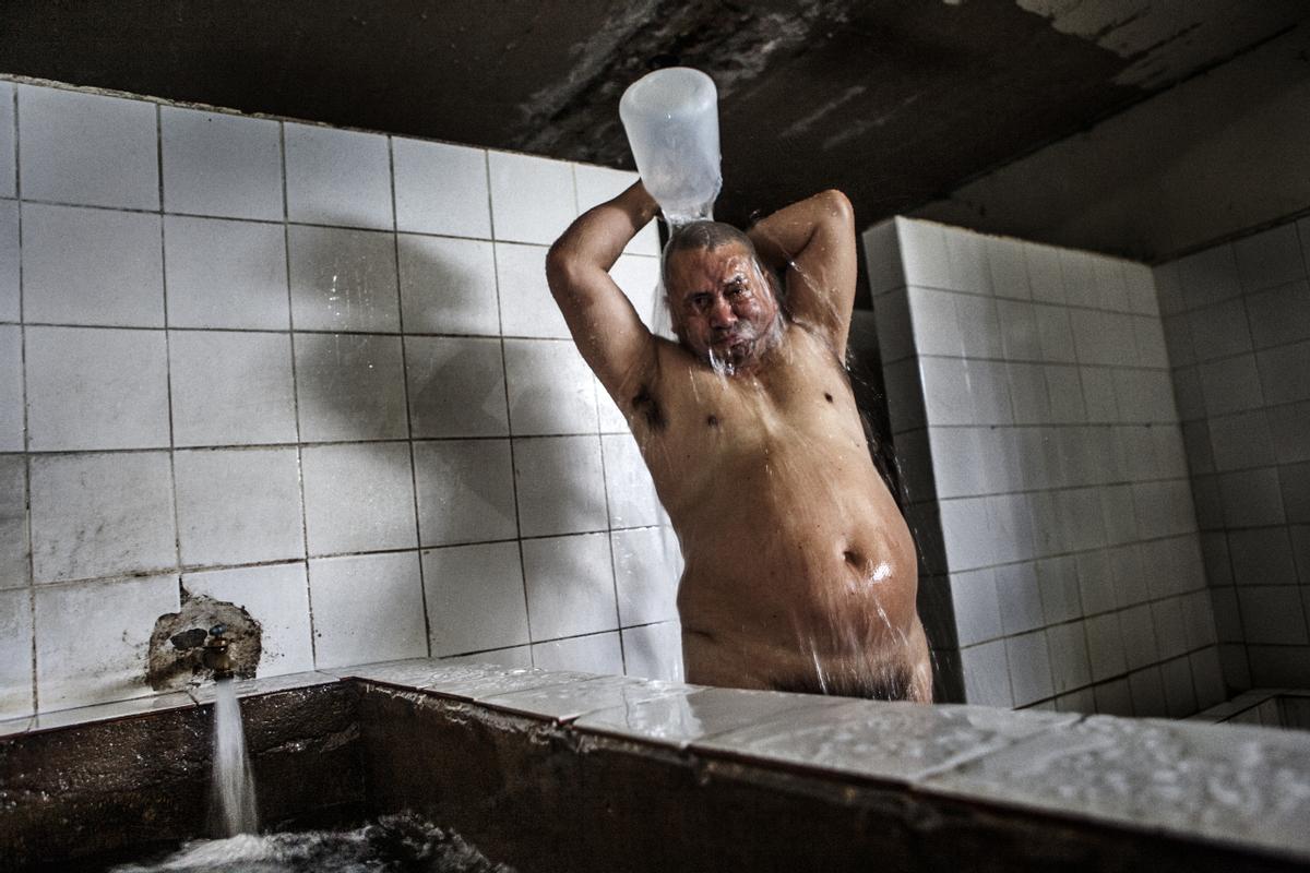 ’Crónicas de la sombra’. Para el centenar de pacientes de la instalación psiquiátrica de Soyapango, en El Salvador, hay un solo lavabo con agua corriente para beber, bañarse o utilizar en los retretes.