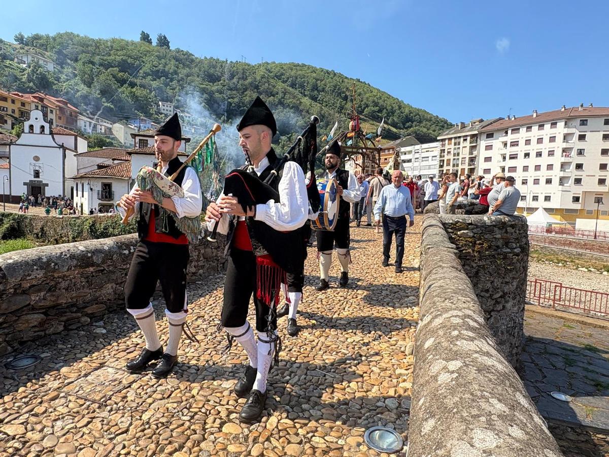 La pólvora acompañó a la primera procesión del Carmen en Cangas del Narcea
