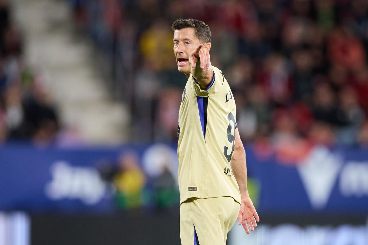 Robert Lewandowski da una instrucción aun compañero en el duelo de El Sadar.