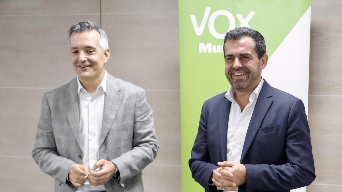 El presidente provincial de Vox, José Manuel Pancorbo, y el portavoz del Grupo Parlamentario en la Asamblea, Rubén Martínez Alpañez, este lunes en Murcia.
