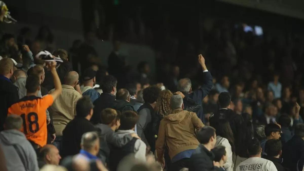 Protestas en Tribuna hacia el palco de Mestalla