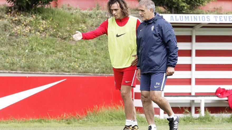 Paco Herrera junto a Pelayo en un entrenamiento.