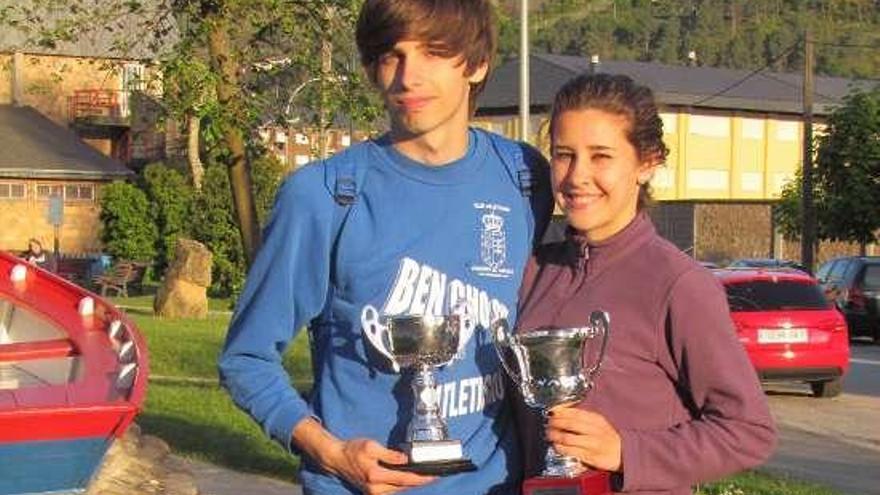 Raico y Aitana Leguiçano, con los trofeos de O Barco. // FdV