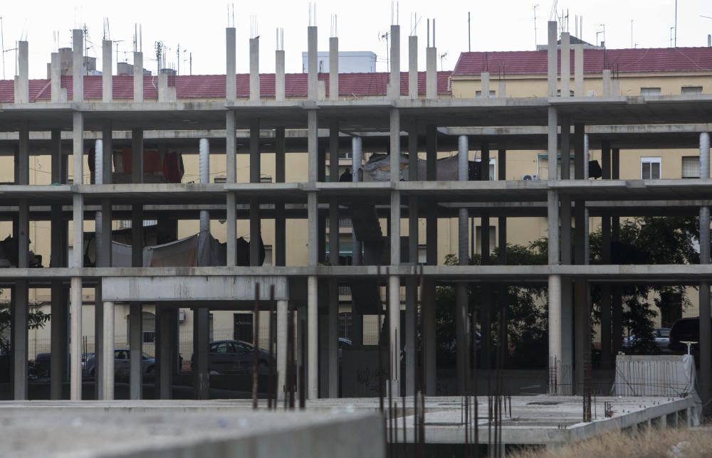 Sin techo viven en la estructura de un edificio