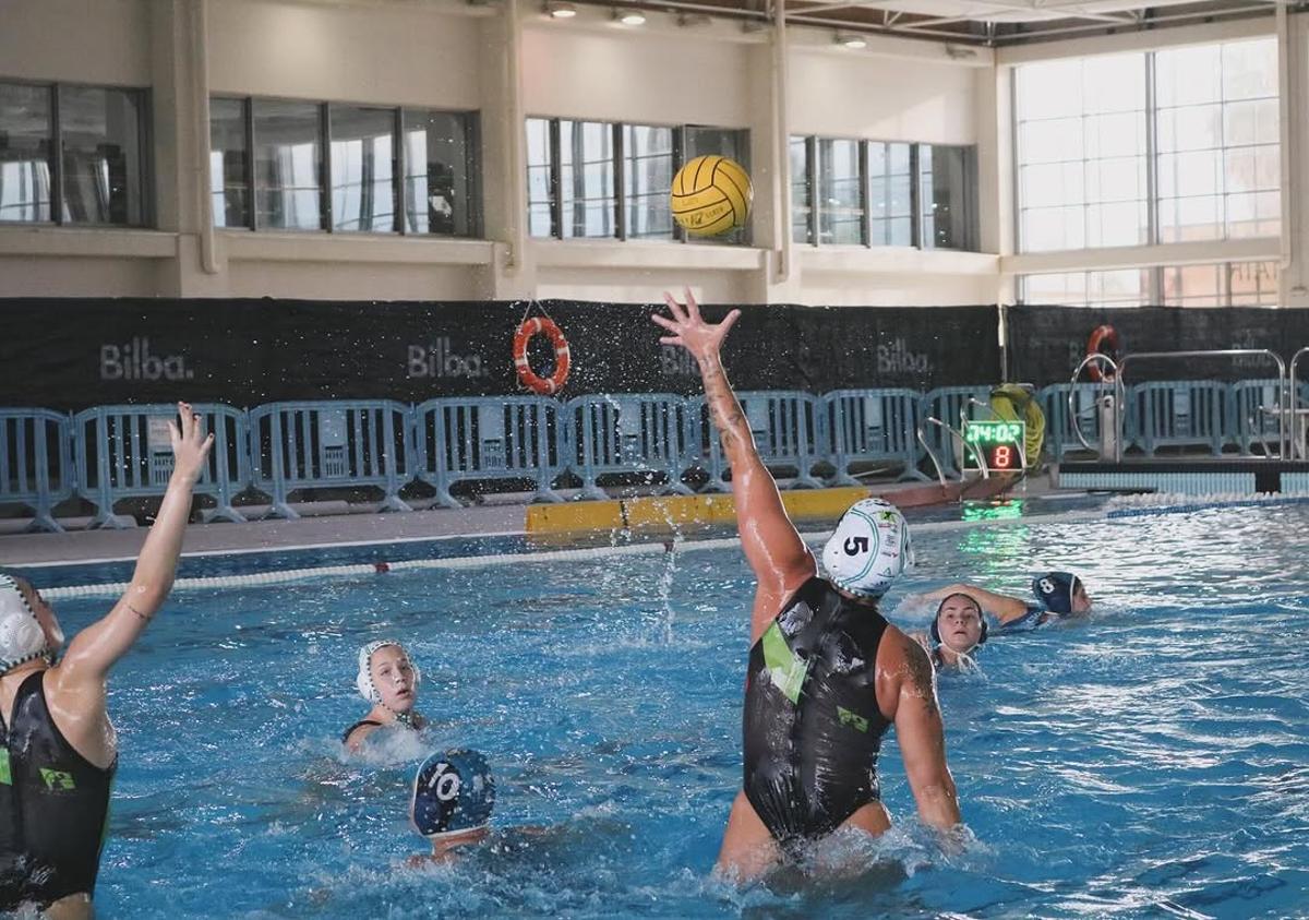Imagen de un encuentro anterior de un equipo femenino de Waterpolo Málaga.