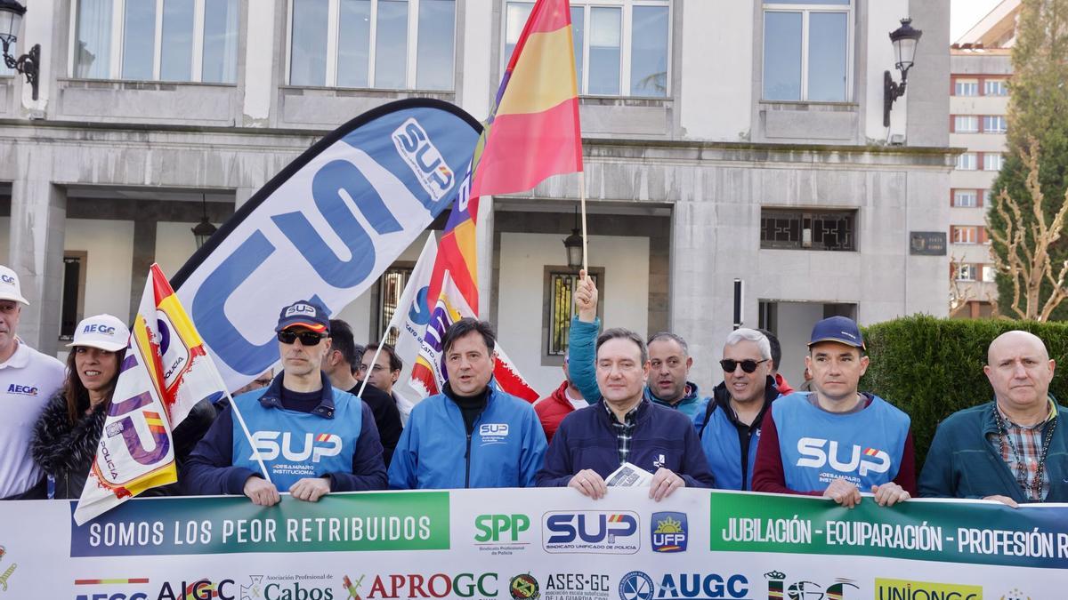 Policías y guardias contra la "delegación" de fronteras a los Mossos en Cataluña: "Esto no va a quedar así"