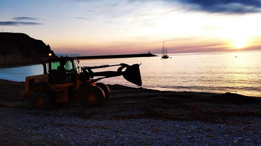 Trabajos desde el alba para rescatar las playas en Xàbia