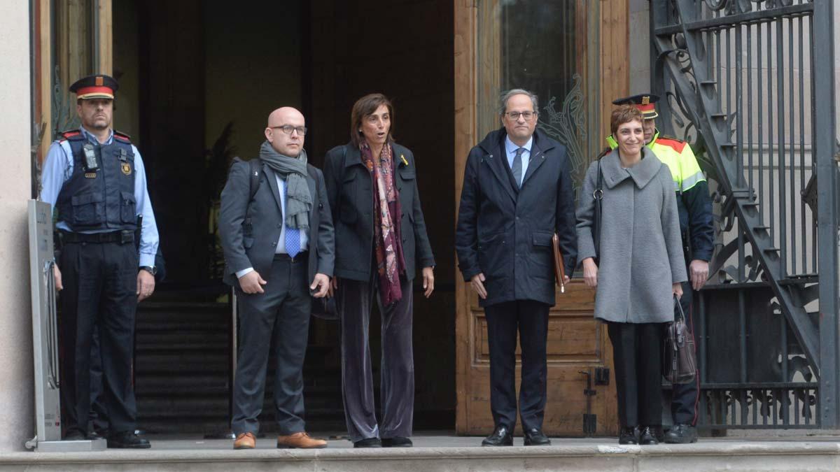 En la foto, Torra sentado en el banquillo durante el juicio. En el vídeo, Torra llega al TSJC.