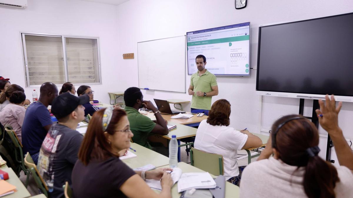 Alumnos adultos extranjeros asisten a clase en Córdoba.
