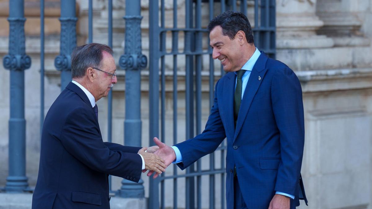 El presidente de la Junta de Andalucía, Juanma Moreno, y el presidente de la Ciudad Autónoma de Ceuta, Juan Jesús Vivas, durante el encuentro mantenido, este jueves en Sevilla, para abordar asuntos de interés común entre Andalucía y Ceuta