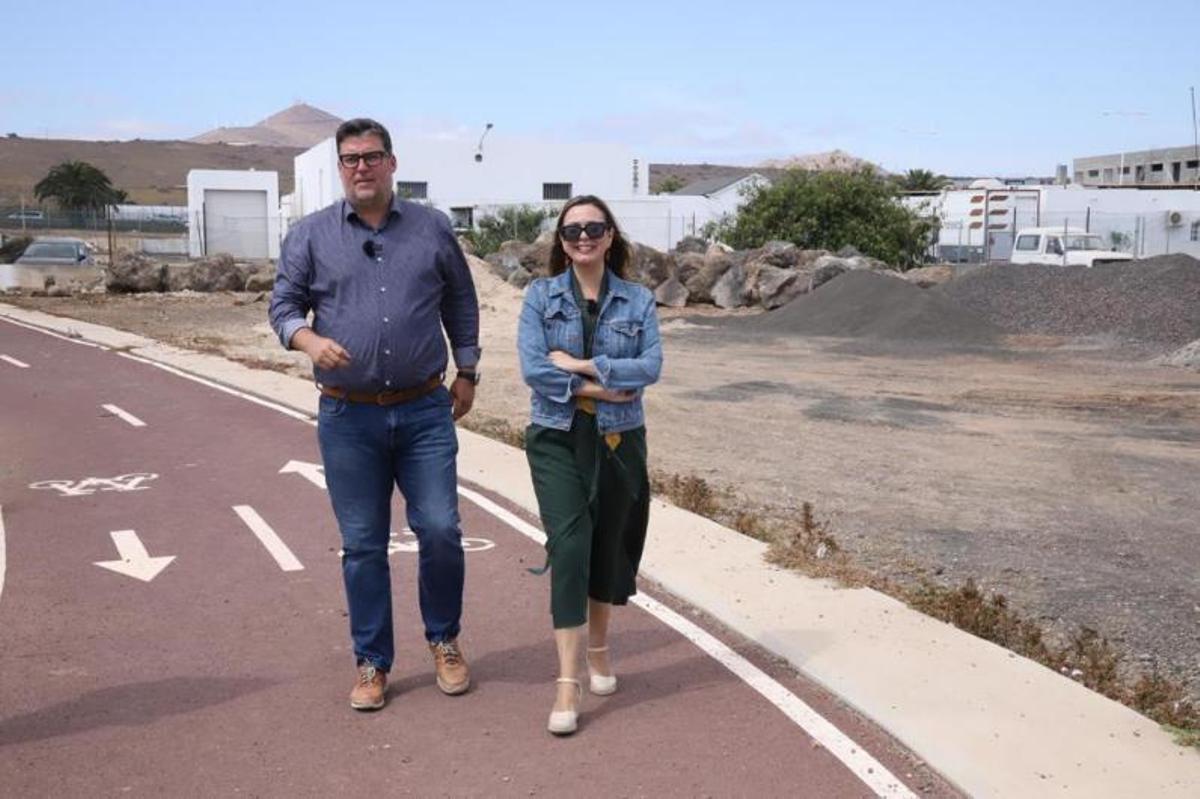 Antonio Morales con una lona  con la imagen del proyecto del nuevo estadio de Gran Canaria con el logo de NC.  | | LP/DLP