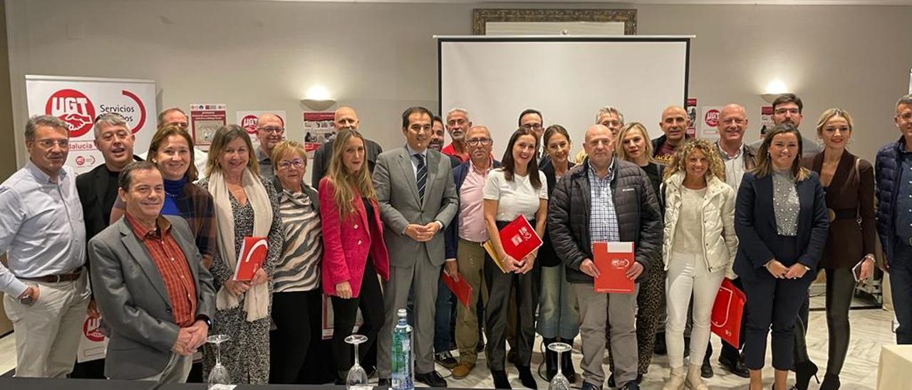 José Antonio Nieto, en el centro, junto a responsables de UGT Servicios Públicos y los asistentes a las jornadas.