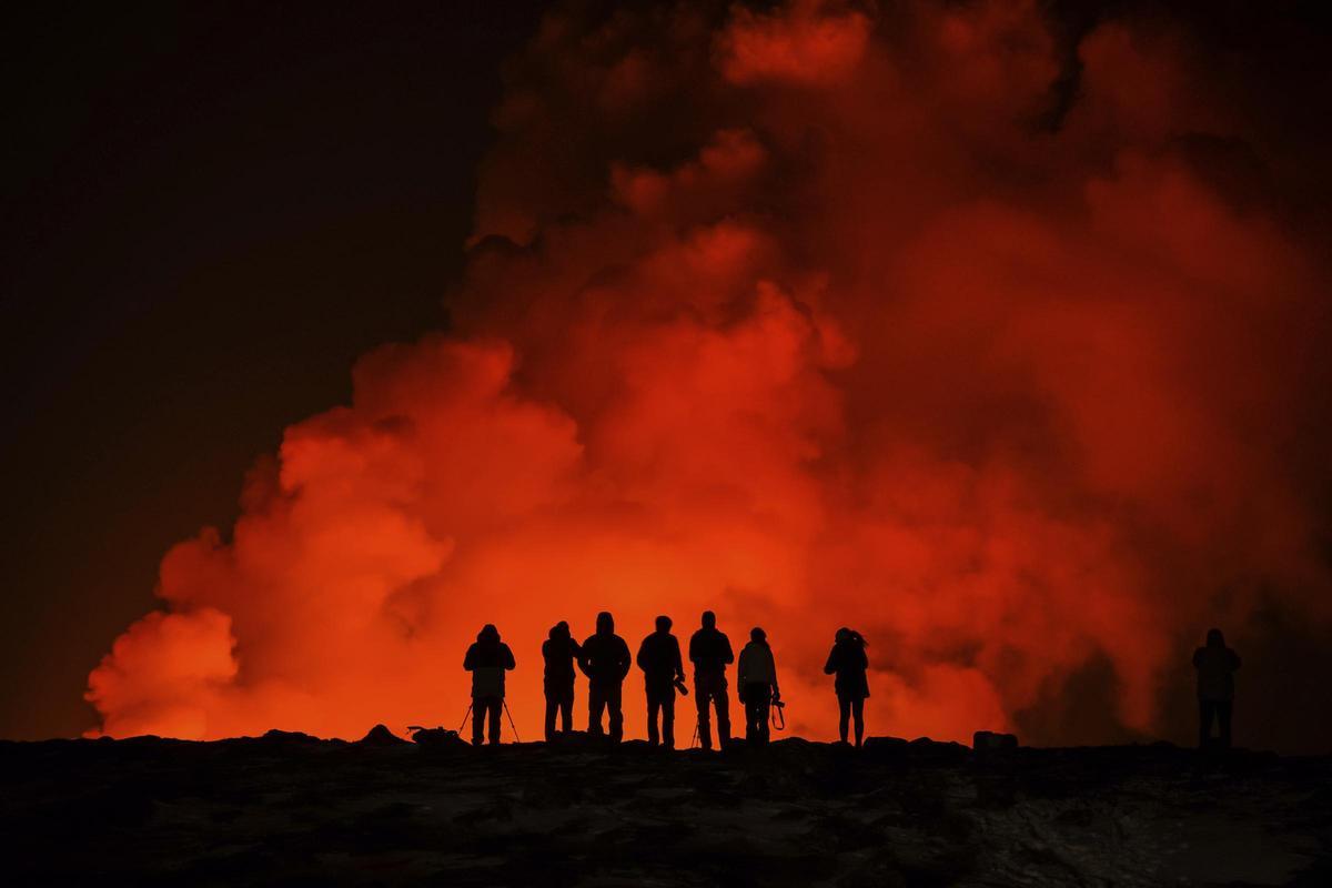 Una erupción volcánica irrumpe al oeste de Islandia