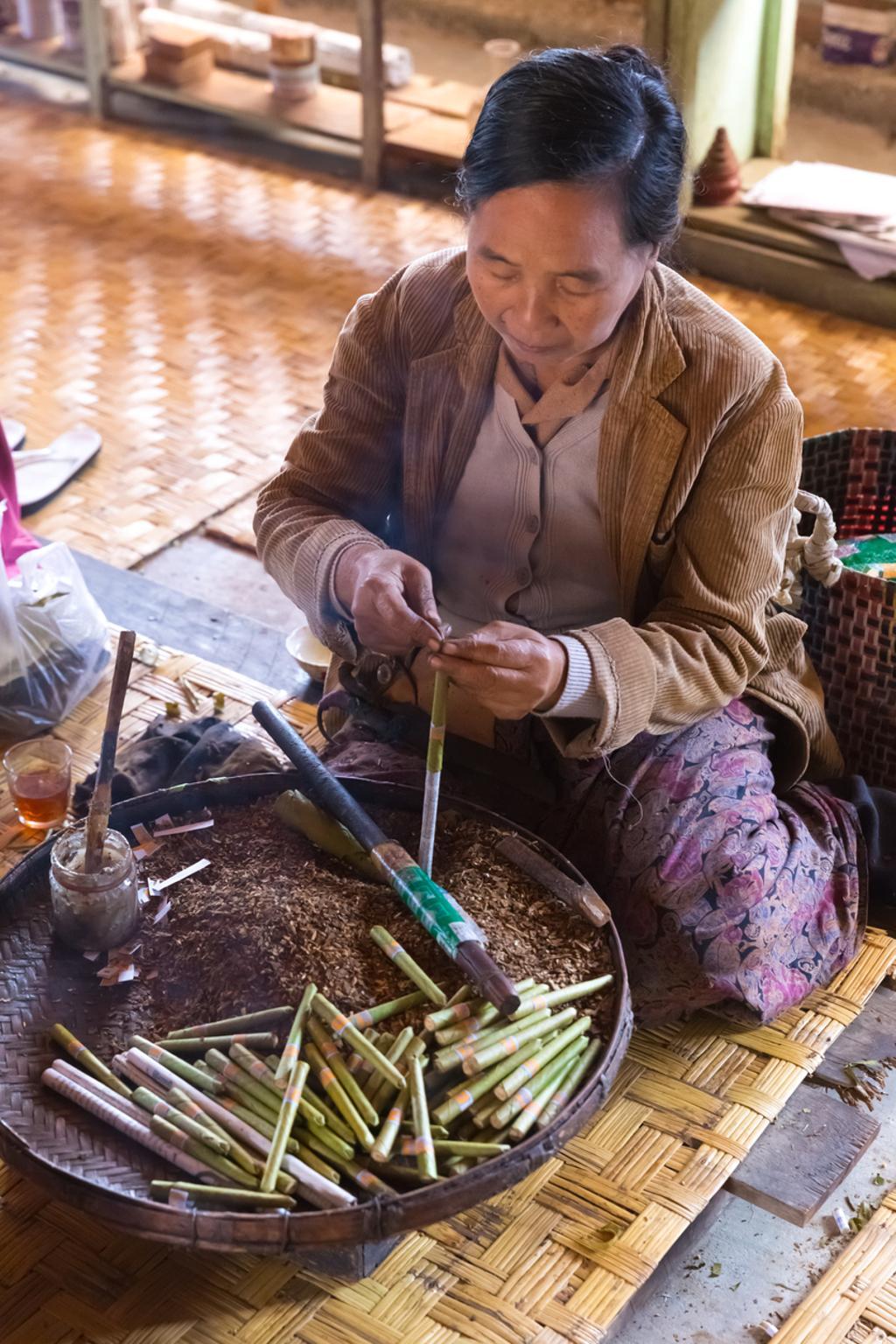 Fabricando puros en el lago Inle.
