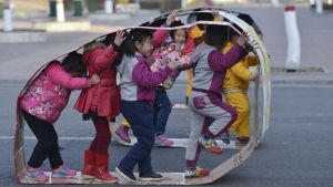 Archivo - Un grupo de niñas juega en un colegio de China