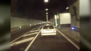 Avanza temerariamente en línea continua en el túnel del Cadí y después le tira un vaso al conductor que había adelantado