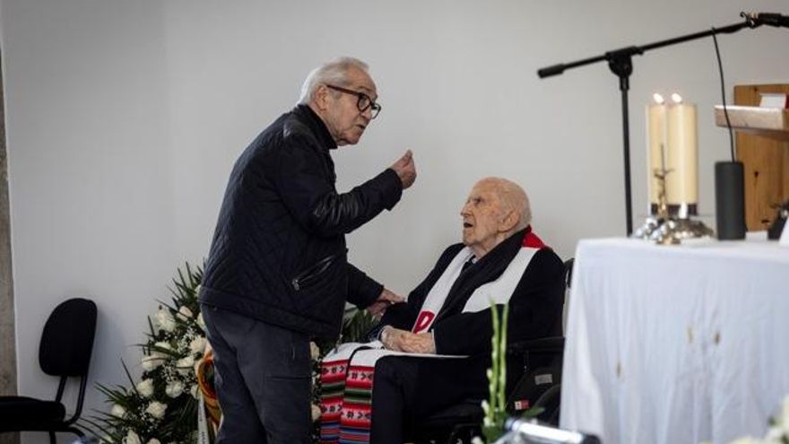 Severino Reija conversa con Juan Antonio Gracia antes del funeral de Juan Manuel Villa.