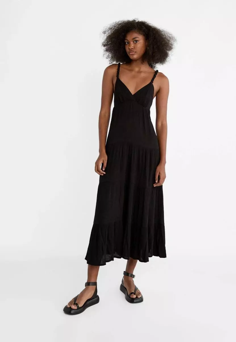 Lucirás impecable con estos 7 vestidos midi de Stradivarius: perfectos para ir a la oficina 4 Moncloa Vestido midi de tirantes de Stradivarius: elegancia y frescura