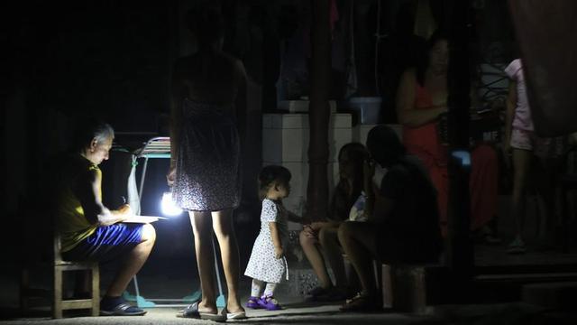 Ciutadans de l’Havana, a les fosques al carrer divendres passat a causa dels talls d’electricitat. | ERNESTO MASTRASCUSA / EFE
