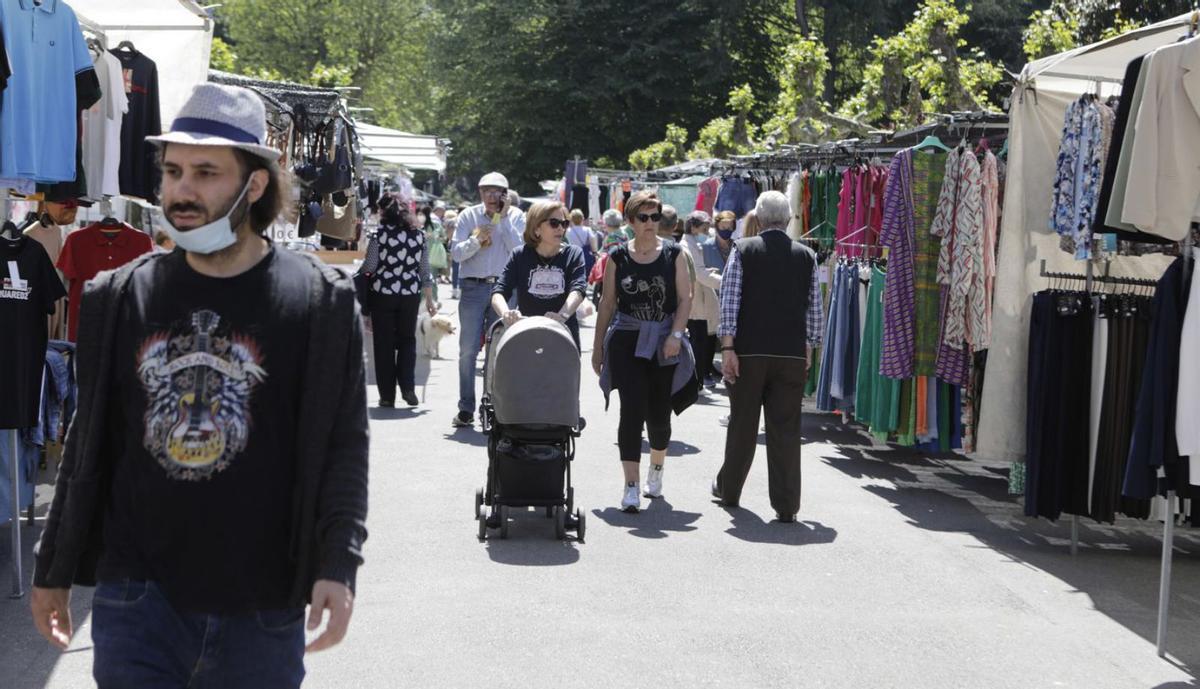Vecinos en el mercadillo semanal del distrito langreano de Sama, en una  imagen de archivo. | FERNANDO RODRÍGUEZ