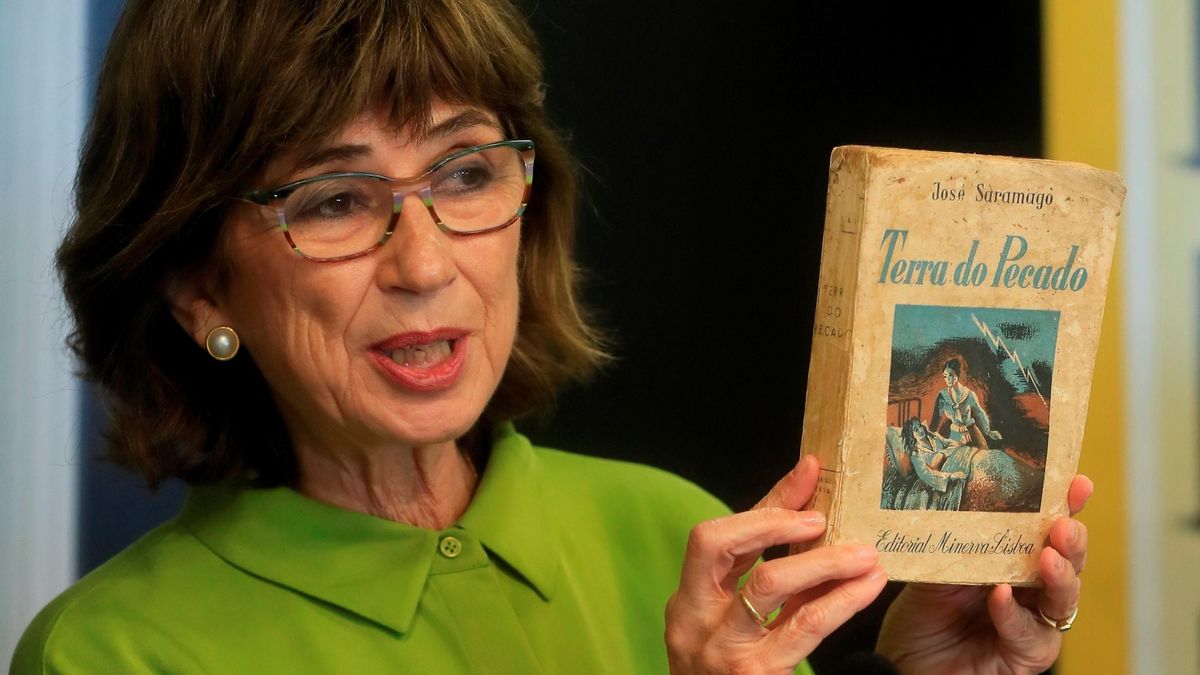 Pilar del Río, viuda de Saramago, con un ejemplar de 'Tierra de pecado', hoy 'La viuda'