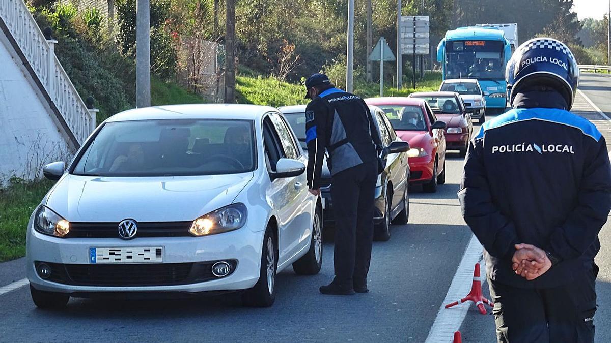 Un control realizado por la Policía Local de Arteixo. |   // LA OPINIÓN