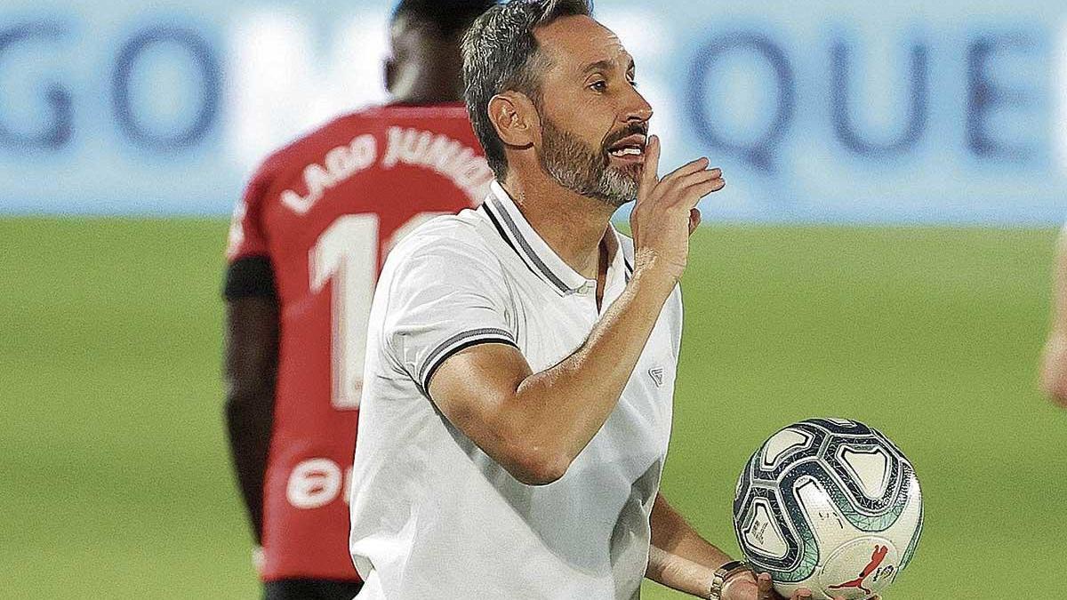 Moreno, con el balón en la mano, da instrucciones a sus jugadores contra el Real Madrid.