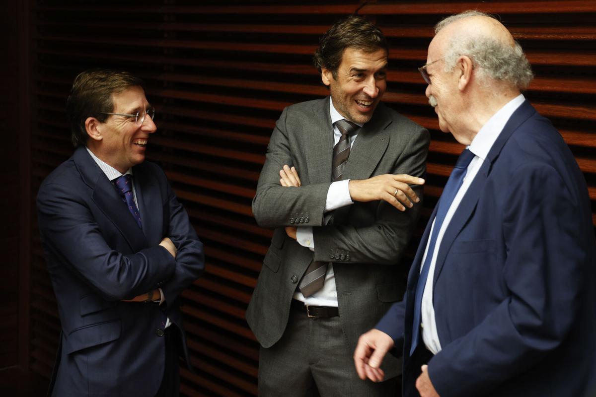 El alcalde de Madrid, José Luis Martínez-Almeida (i) saluda al exfutbolista Raúl González (c) y al entrenador Vicente del Bosque (d) durante la presentación de la edición 2026 del campus de fútbol de verano Vicente del Bosque Football Academy celebrada este miércoles en el Salón de Actos del Palacio de Cibeles de Madrid.