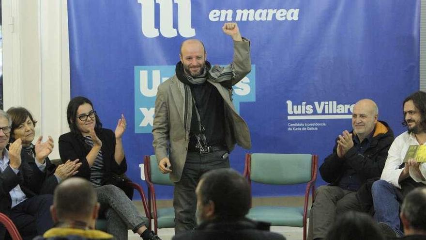 Villares, de pie, ayer en un encuentro de En Marea con simpatizantes en Santiago. // Xoán Álvarez