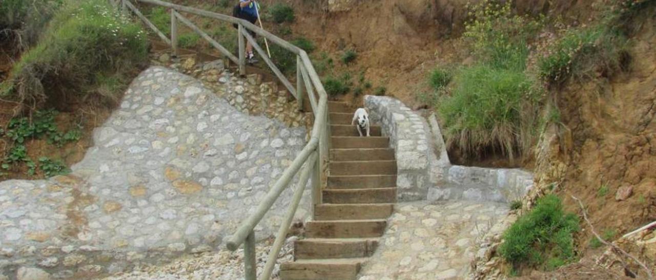 A la izquierda, la escalera de acceso a Portiellu, recién reparada: a la derecha, obras de mejora en Borizu.