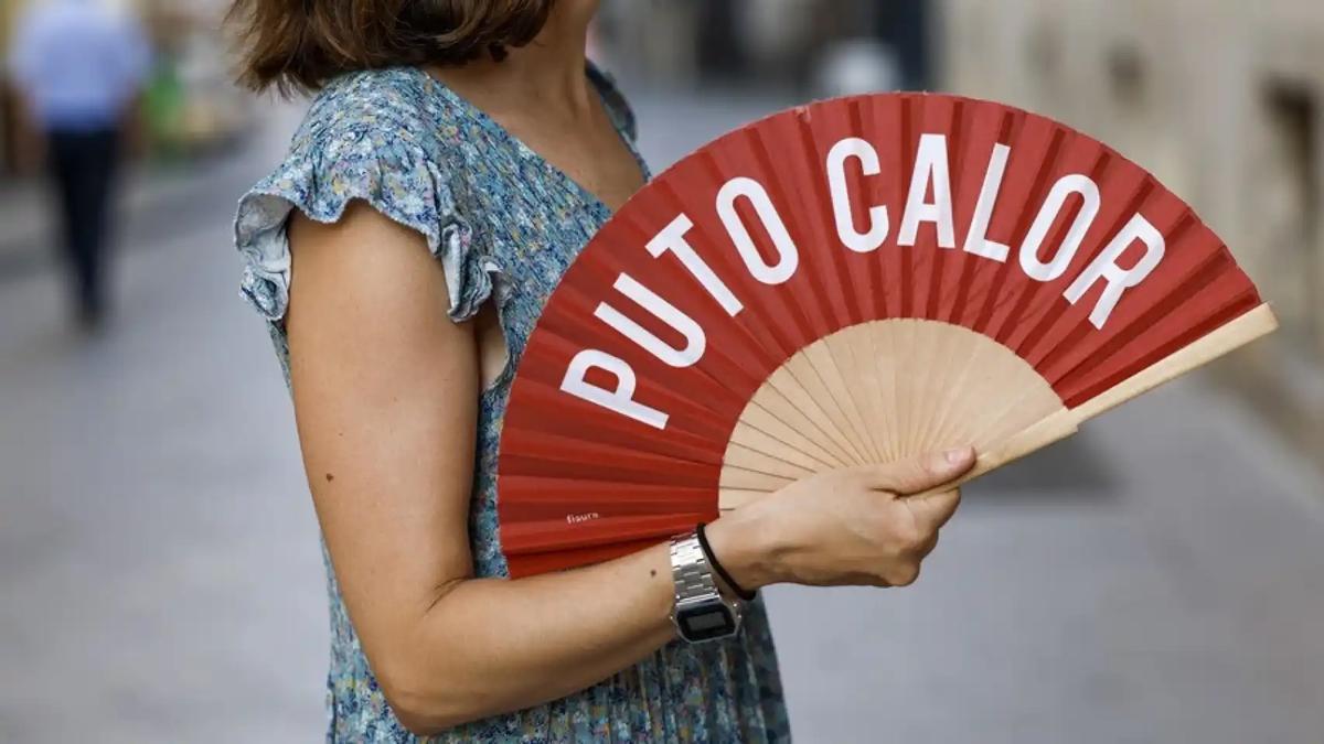 Una mujer combate el calor con un abanico.