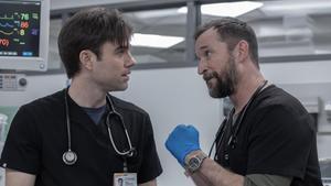 Patrick Ball (Frank Langdon) y Noah Wyle (Michael Robinavitch) en la segunda temporada de The Pitt