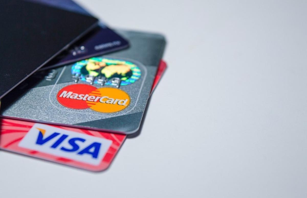 Tarjetas bancarias de Visa y Mastercard en una billetera para pagar en casinos con ruleta online.
