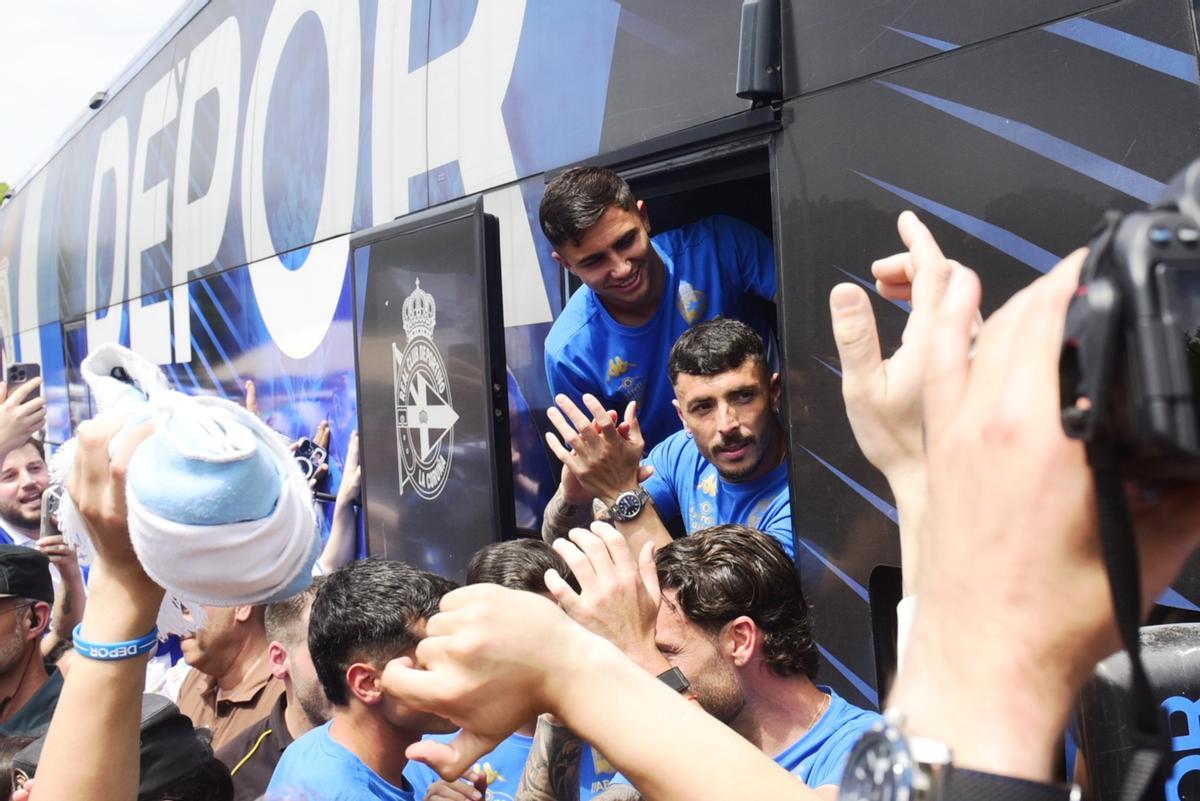 Así fue la salida del Deportivo camino de Valladolid con sus aficionados despidiéndole