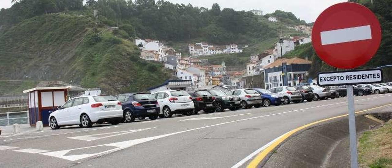 A la derecha, señal que advierte de la prohibición de circular hacia el centro de la villa.