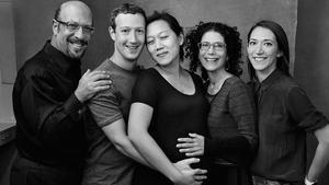 Annie Leibovitz ha retratado al fundador de facebook, Mark Zuckerberg con su mujer, sus padres y su hermana.  