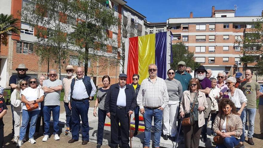 Asistentes al homenaje a las víctimas del franquismo, ayer, en Grado. | L.P.