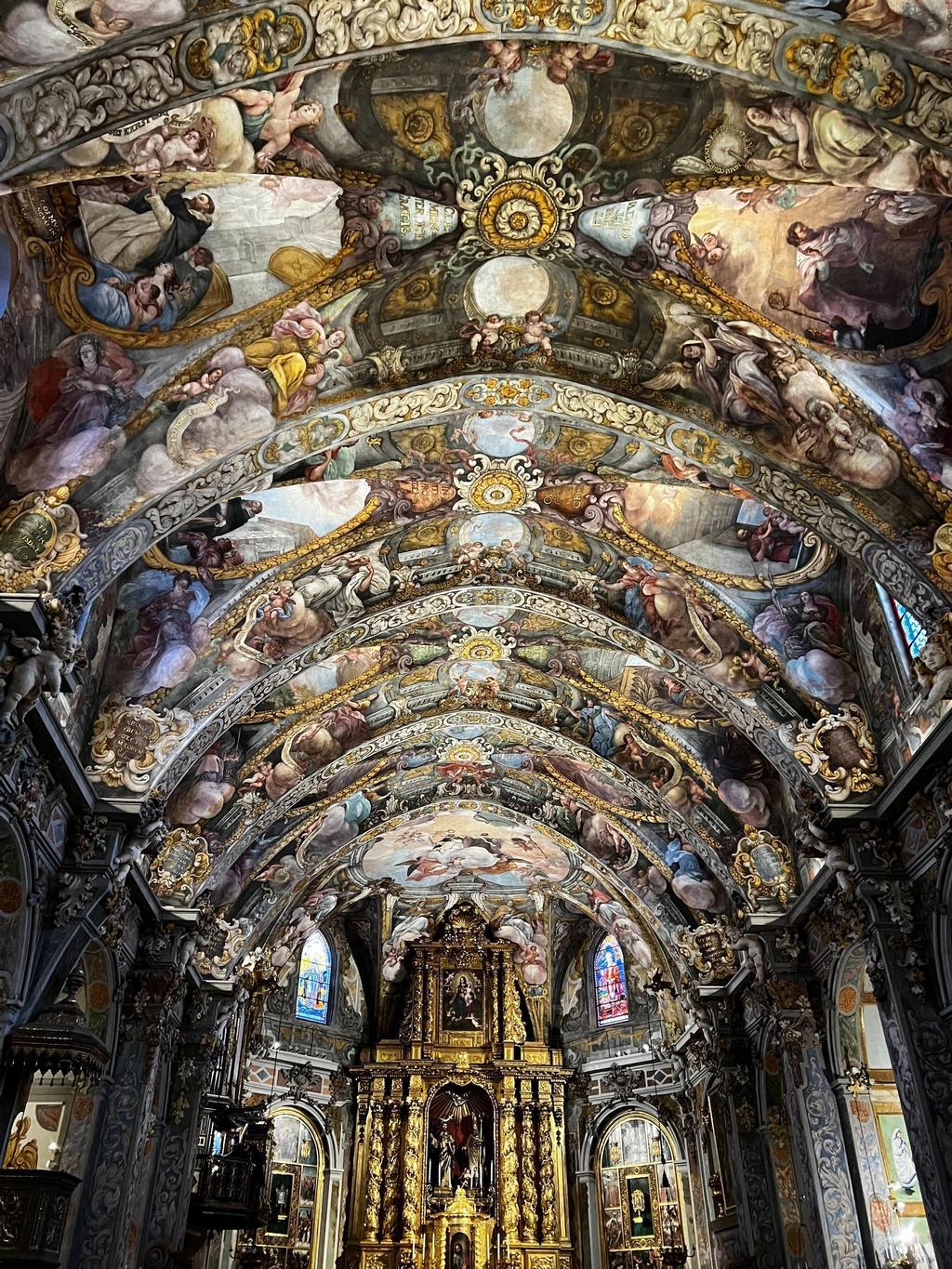 En los frescos se pueden encontrar representaciones de muchas escenas del Antiguo y Nuevo Testamento.