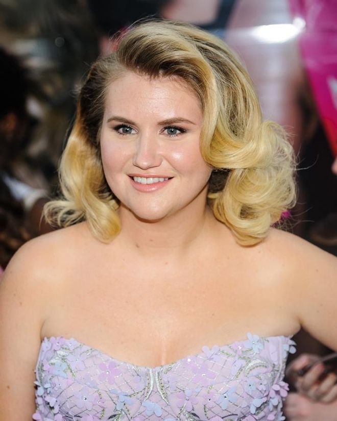 El look de la actriz Jillian Bell en la presentación de 'Una noche fuera de control' en Nueva York