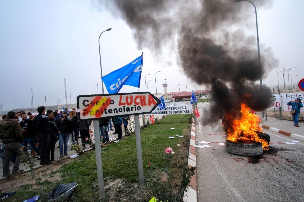 Protesta de los funcionarios de prisiones en la cárcel de Villena