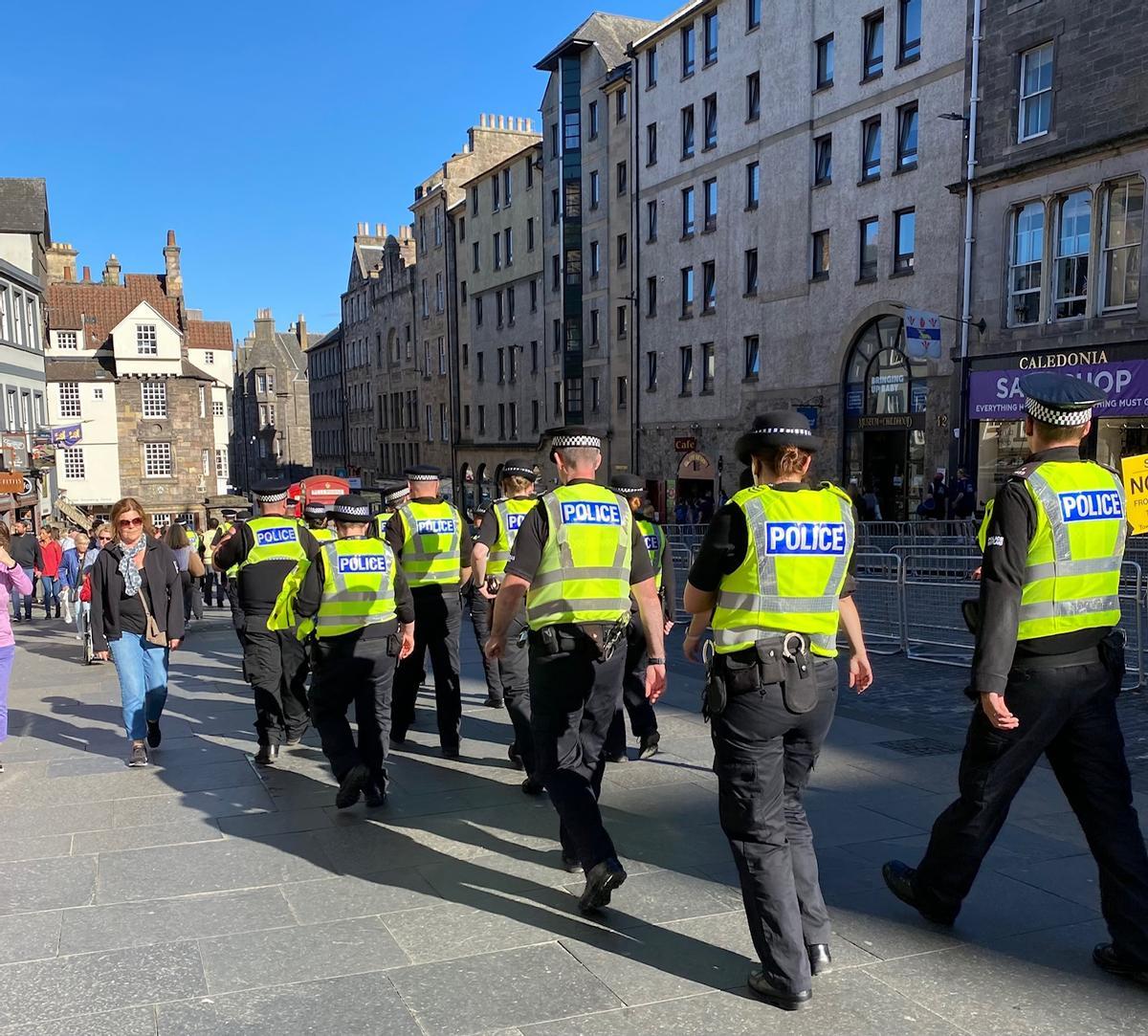Un grupo de policías patrulla por el centro de Edimburgo, cortado al tráfico.