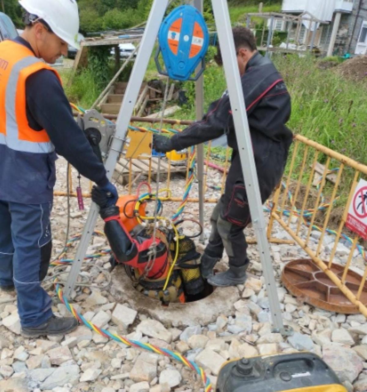 Operarios trabajando en una de las arquetas.