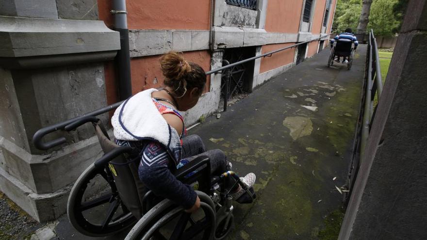 Personas en silla de ruedas, en el edificio de Servicios Sociales de la calle de Galiana.