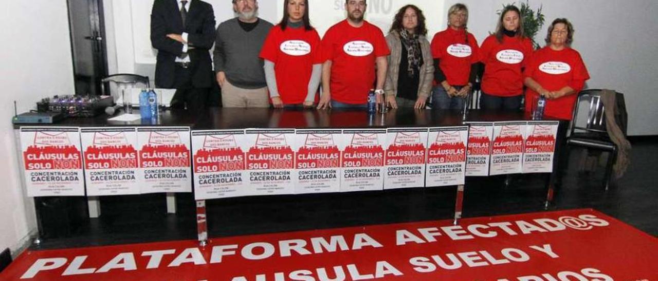 Miembros de la plataforma en defensa de los afectados por las cláusulas suelo. // J. Lores