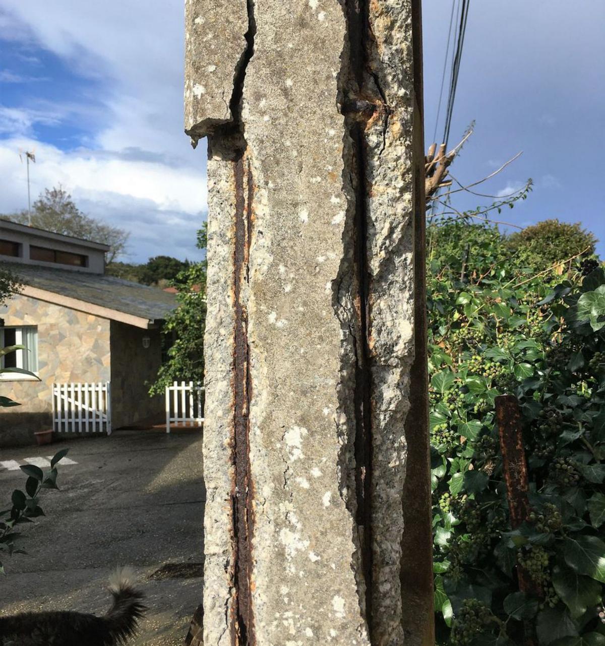 Poste deteriorado en Xardín de Gómez.  | // L.O.