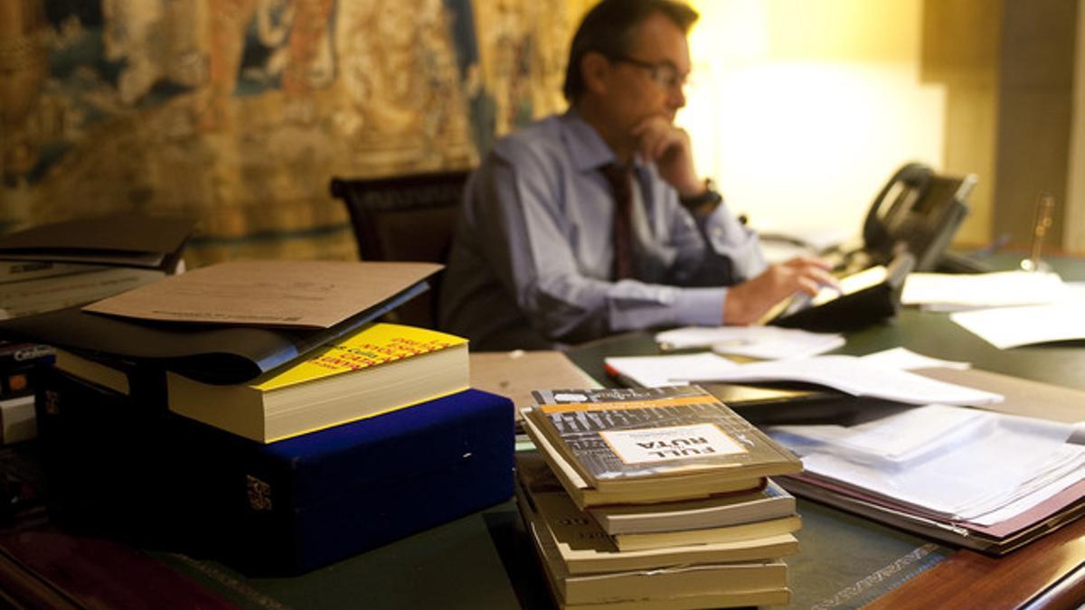 Artur Mas, en su despacho, preparando el debate de política general, el pasado viernes.