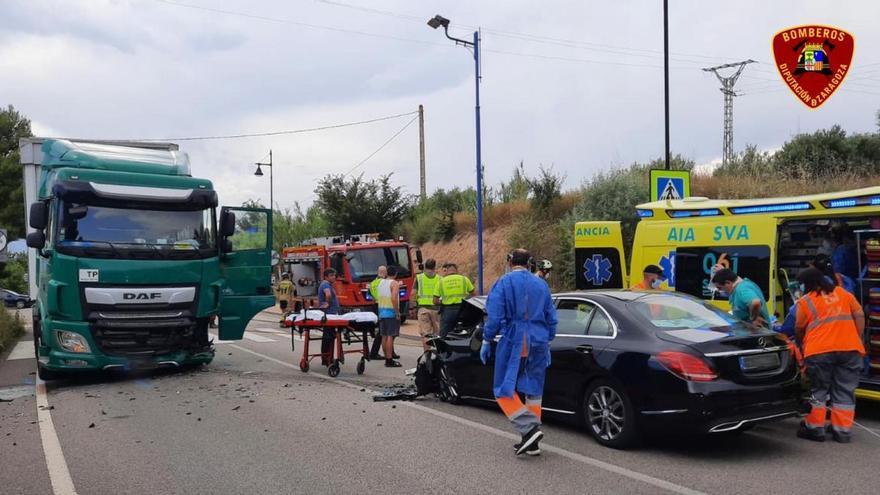 Un conductor se fractura una pierna al colisionar con un camión cerca de Borja